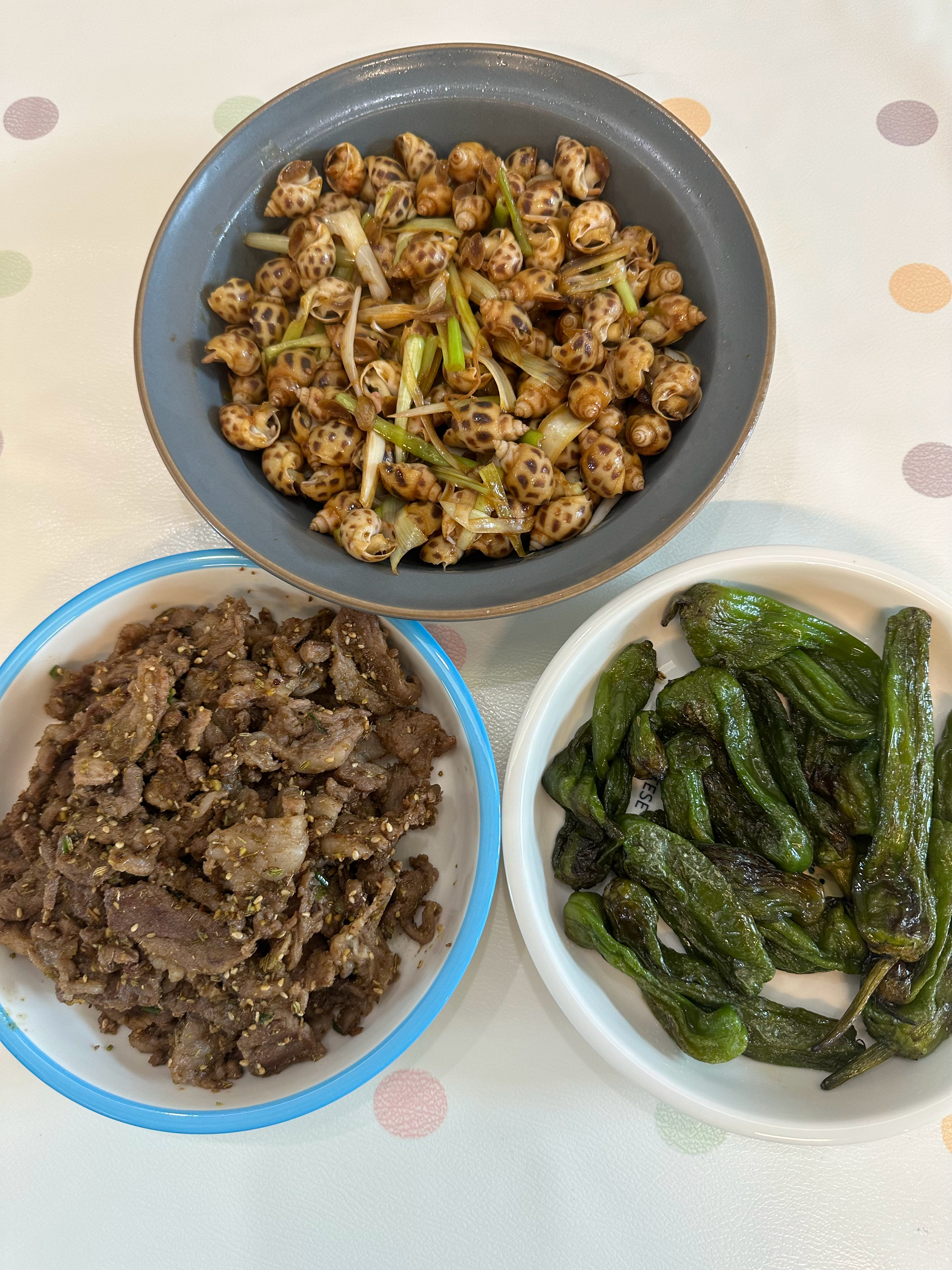 吃饭，吃了李姐给的西班牙辣椒，肉嘟嘟的非常鲜美，一点不辣。 