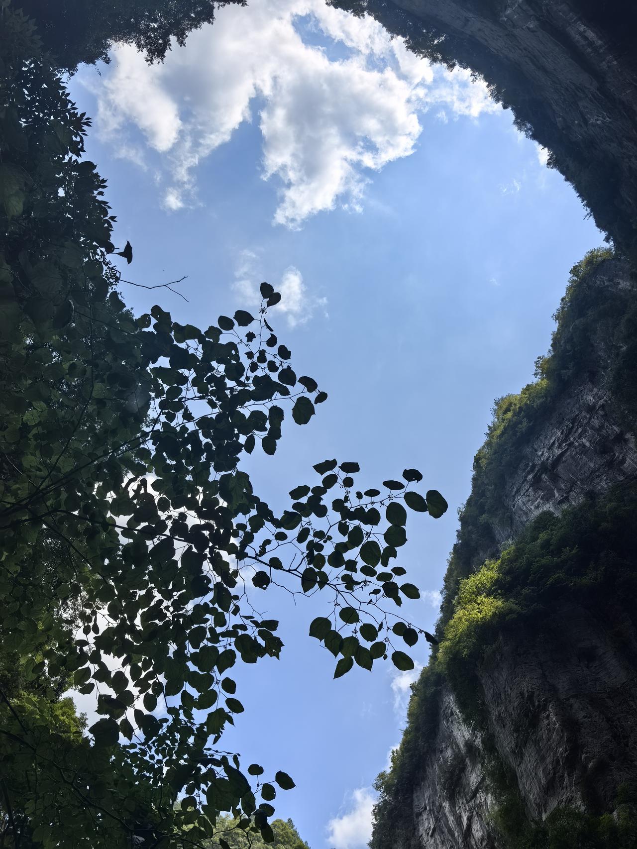 以当下诗学观照游明刚《爬过山的是旅程，爬不过的那是命》
 
     当下诗学重