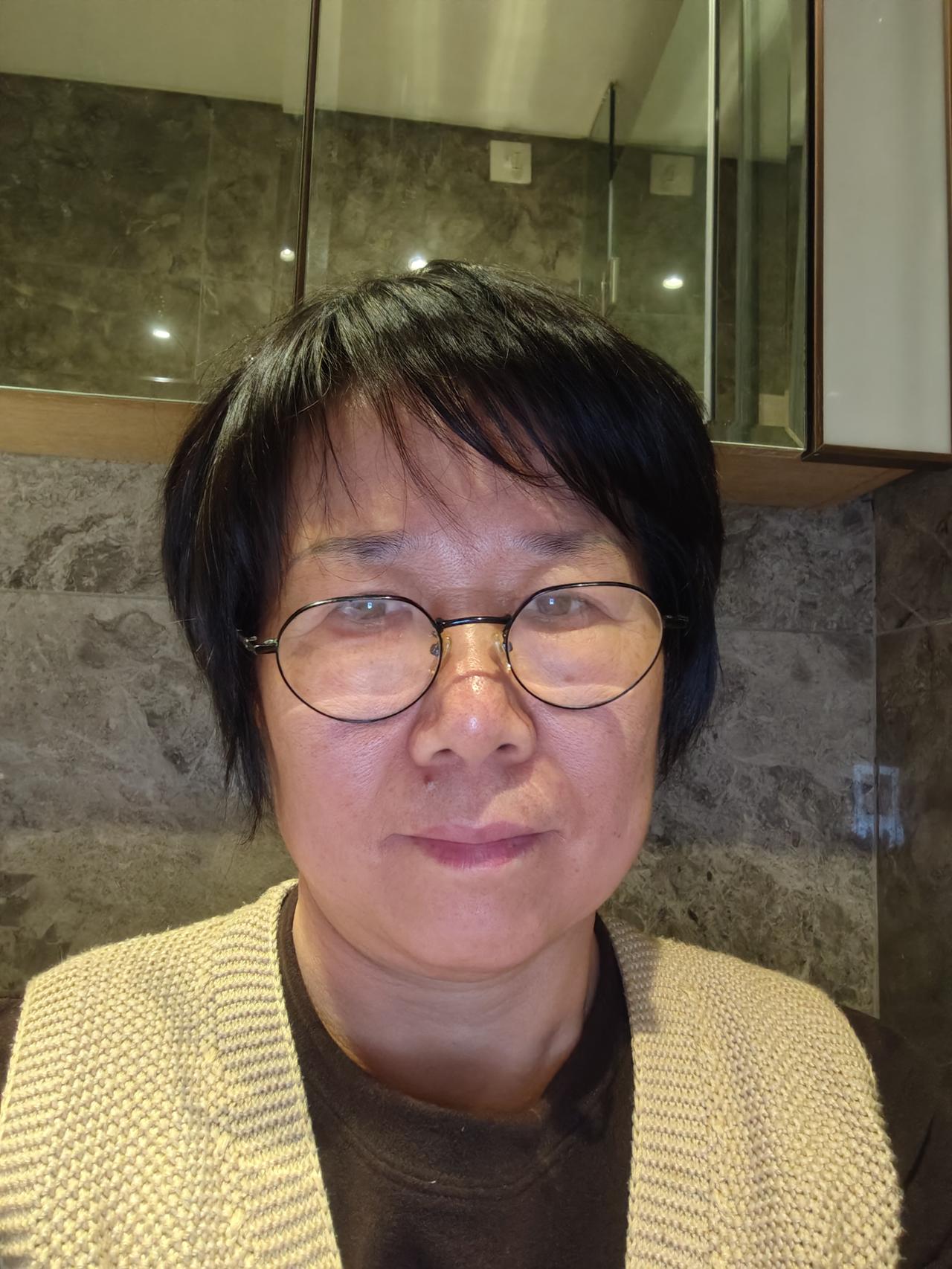 这是我素颜，53岁，属牛。奇怪的是我的头发比小时候还好了。小时头发枯黄发干。岁数