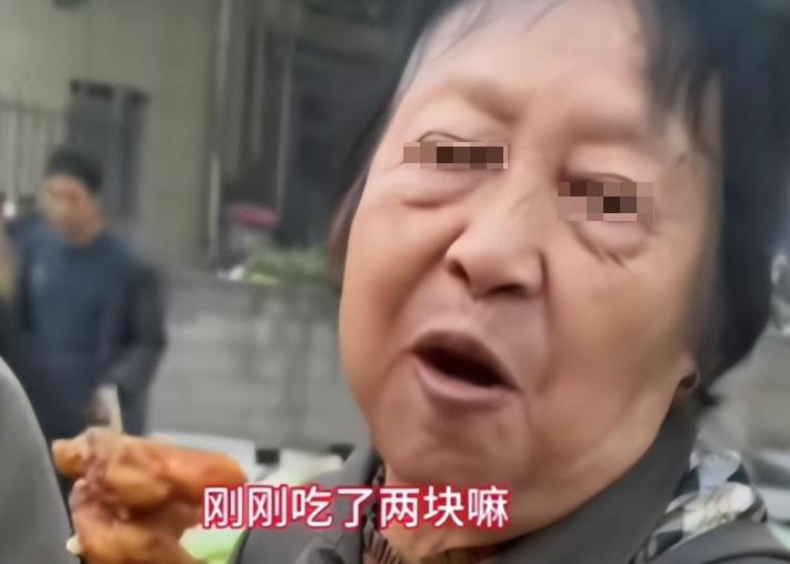 陕西，炸鸡摊老板怒问试吃的大妈“你吃了几块了？”大妈举着手中的一串炸鸡，连连夸好