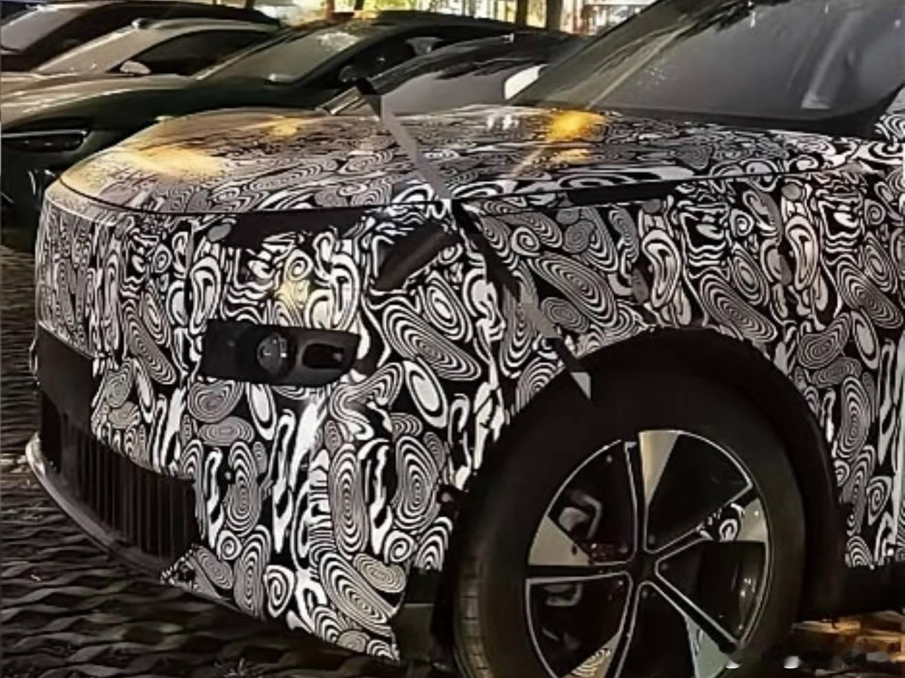 可能是领克800 的伪装照片，图片来自，简单来说大概可以看作是小了一圈的领克90