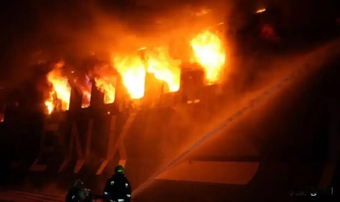 突发！黑海港口遭导弹轰，土耳其货船被烧，局势要炸
 
乌方紧急通报：敖德萨州切尔