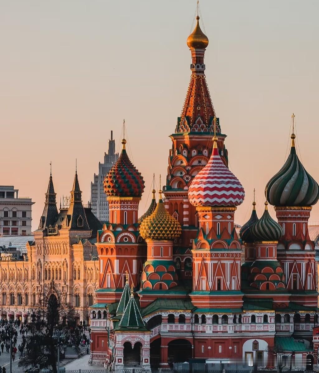 去俄罗斯，现在容易了。
12月起，咱们去俄罗斯玩，三十天内免签。揣上护照就能走，