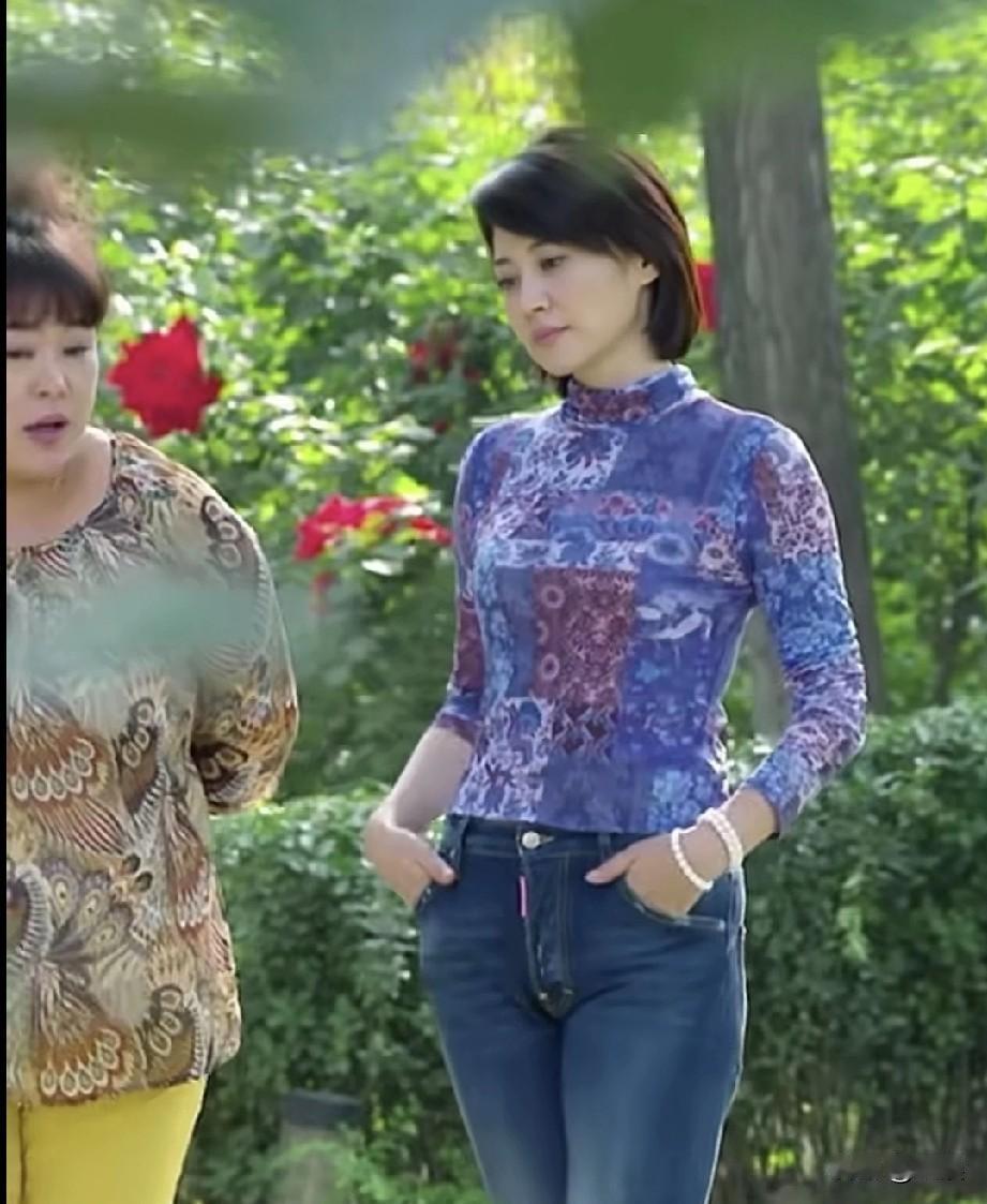 许晴紫色花纹衣，搭配蓝色牛仔裤，简约又亮眼。