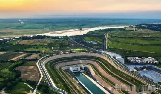 中国又搞了个逆天工程！直接向老天“借”水！

这个工程叫“天河工程”，预算将达2