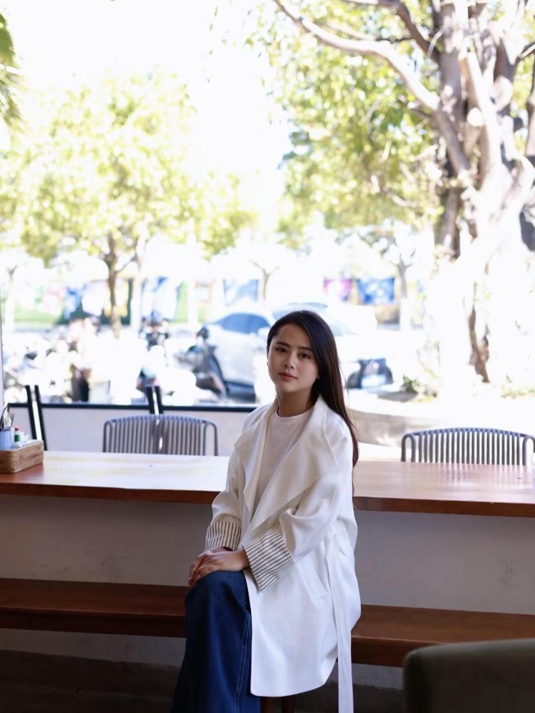 人声鼎沸，我却更加平静，悠闲时光只图自在。