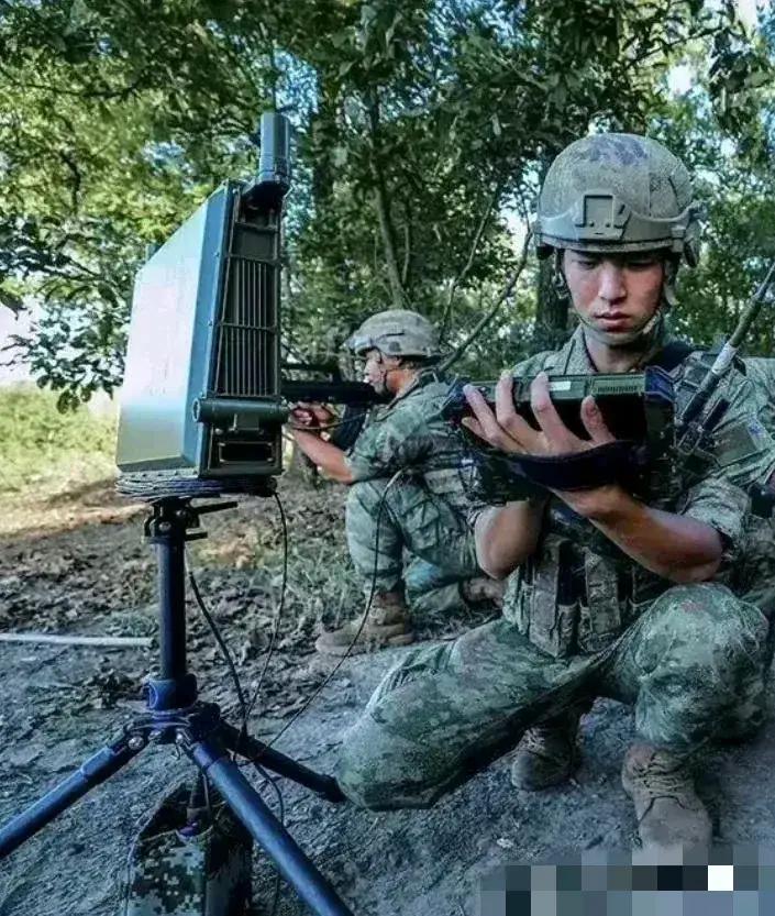 解放军单兵装备:JY‑17单兵监视雷达——背着走的战场天眼！

凌晨三点，雨雾笼