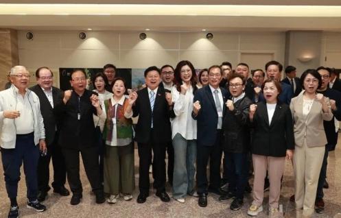 郑丽文所乘班机缓缓降落在台湾桃园机场，舱门打开的一刻，机场外早已分成两拨阵营的人