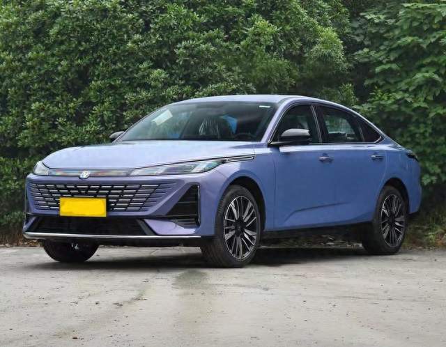 低配6.79万，高配8.79万+动力1.5T超擎混动，长安逸动该怎么选？