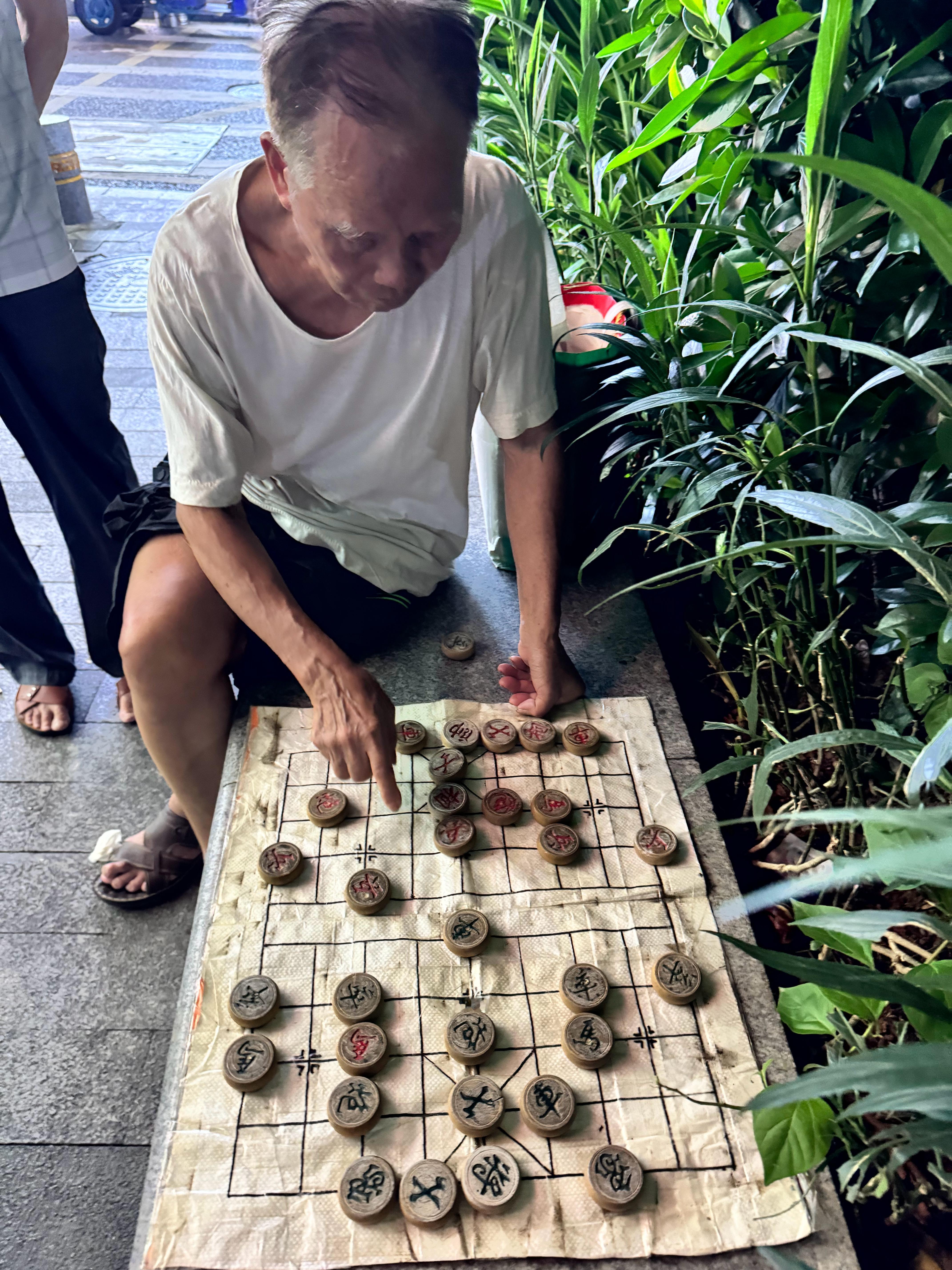 走路8公里太累了，遇到一个下象棋的大爷，和大爷切磋两把  ​​​