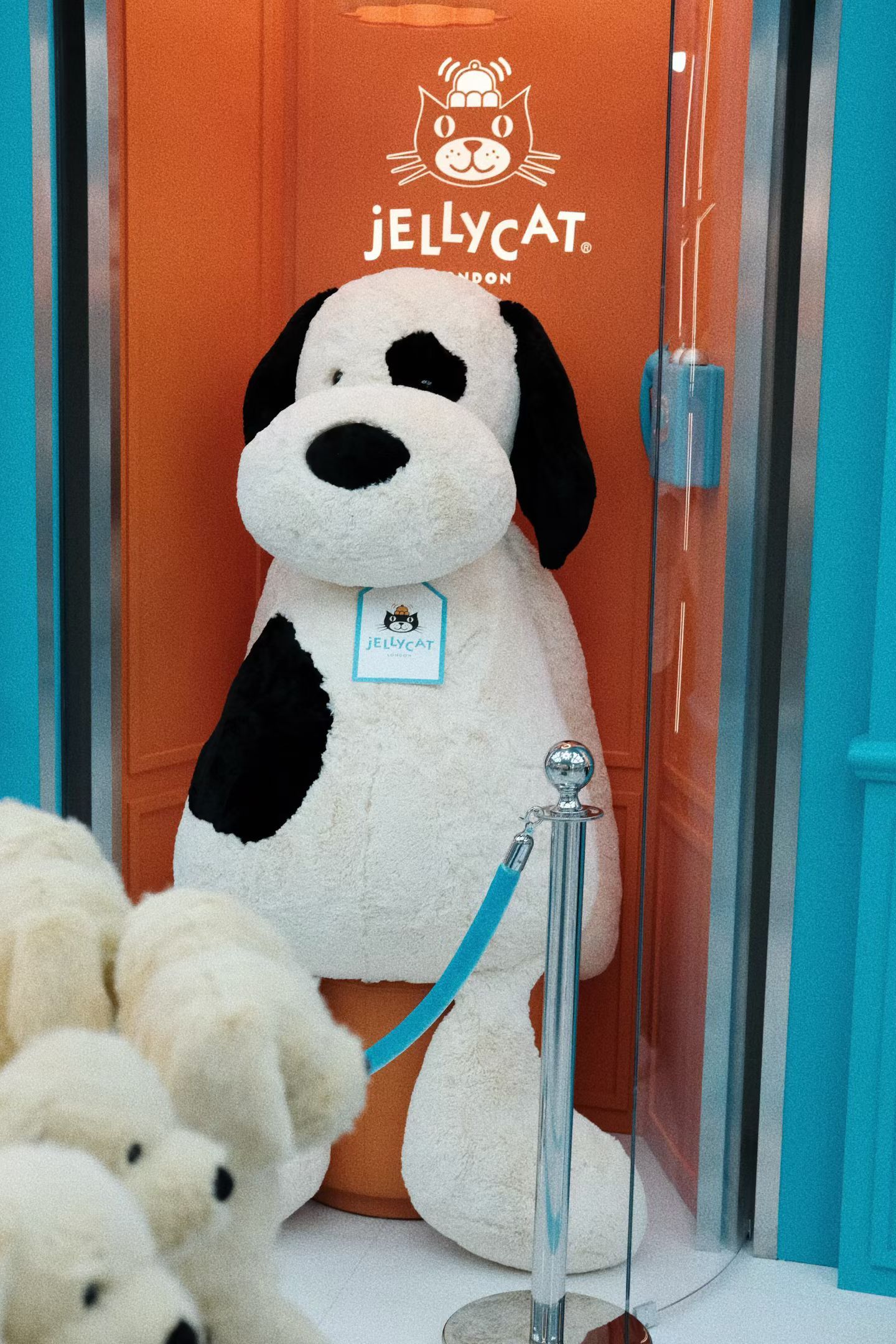 周末快乐啊！最近的快乐来自：Jellycat Dog Hotel狗狗酒店主题店登