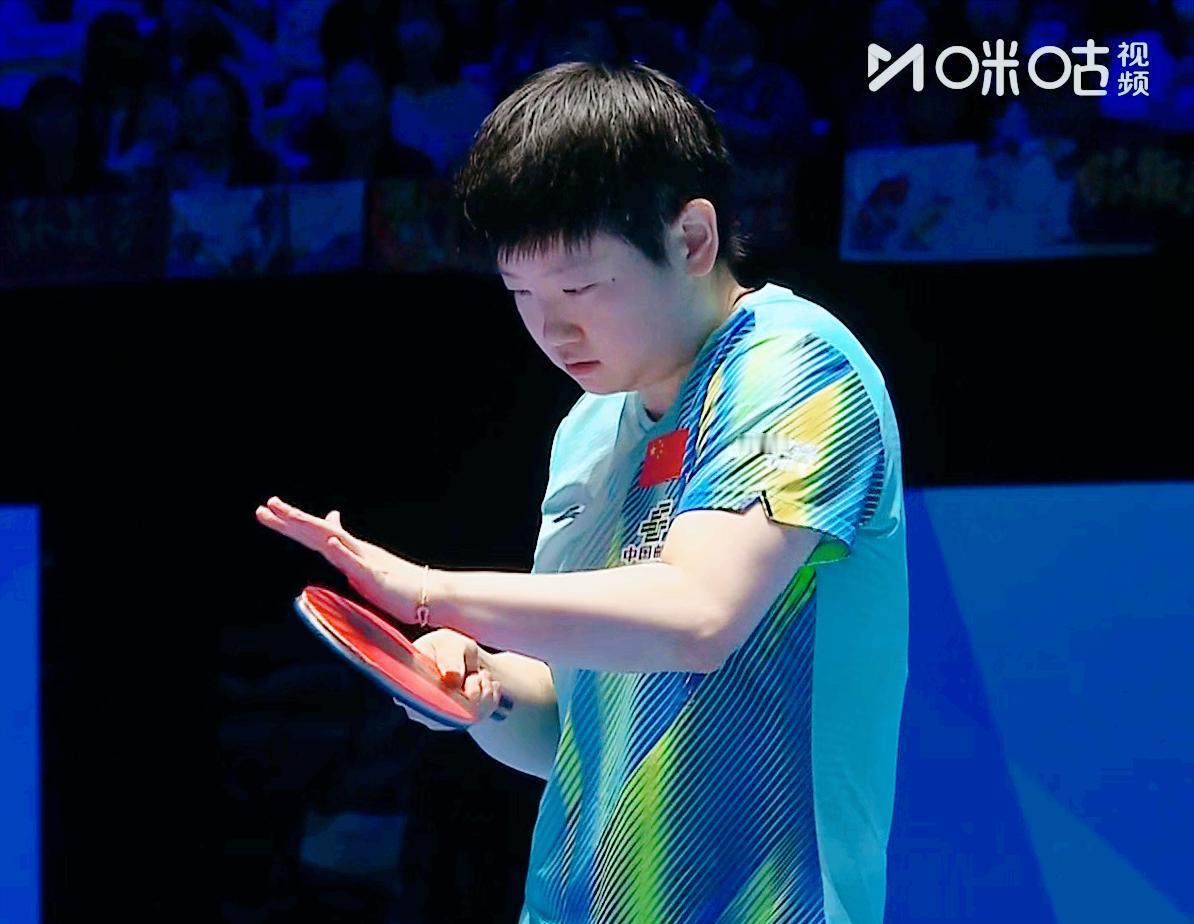 恭喜孙颖莎，4:2拿下蒯曼，晋级决赛。
前五局孙颖莎3:2领先
第六局蒯曼不敢出