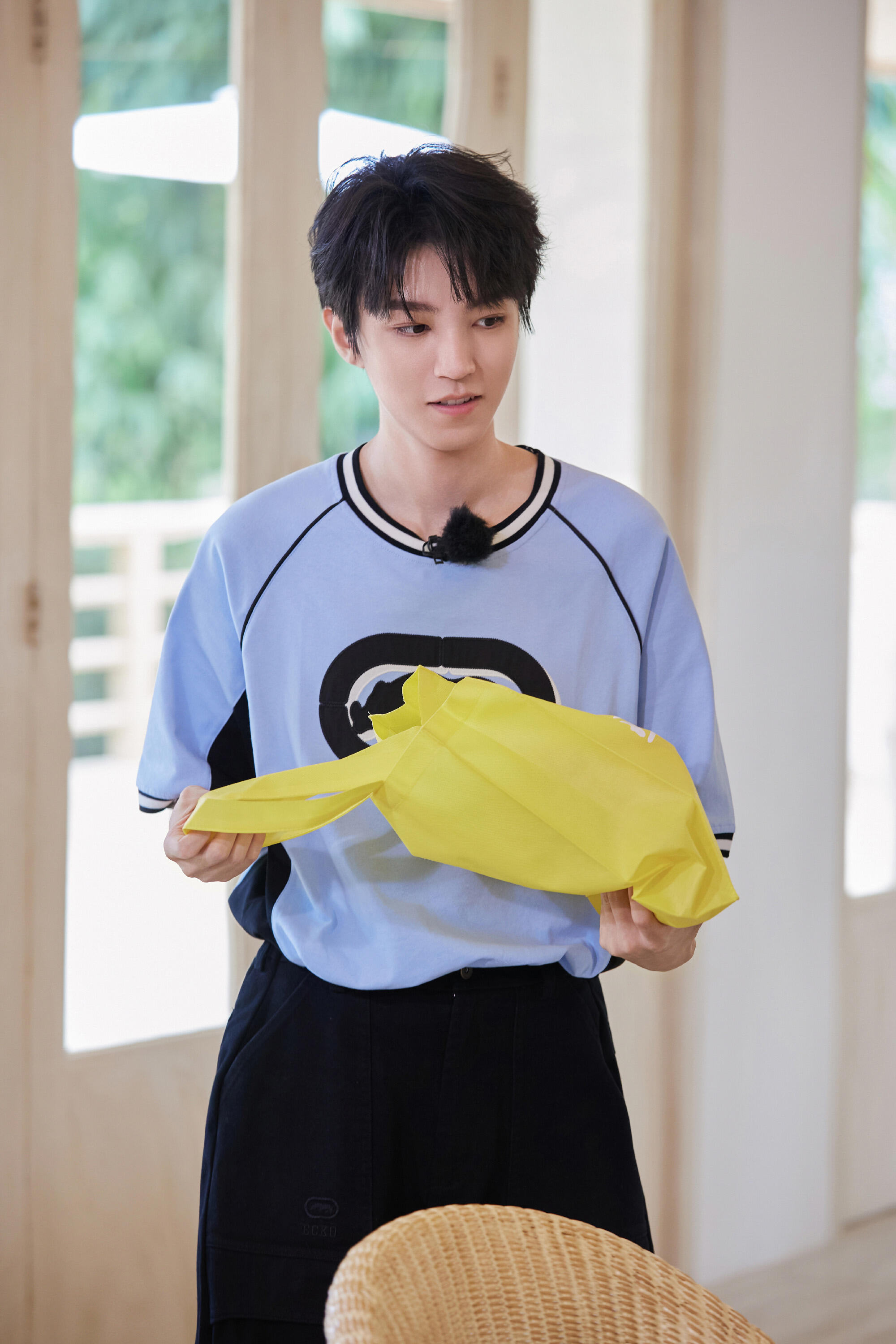 王俊凯黄晓明摄政王和皇晓明  黄晓明：我查查清迈有什么好玩的。王俊凯：晓明哥，我
