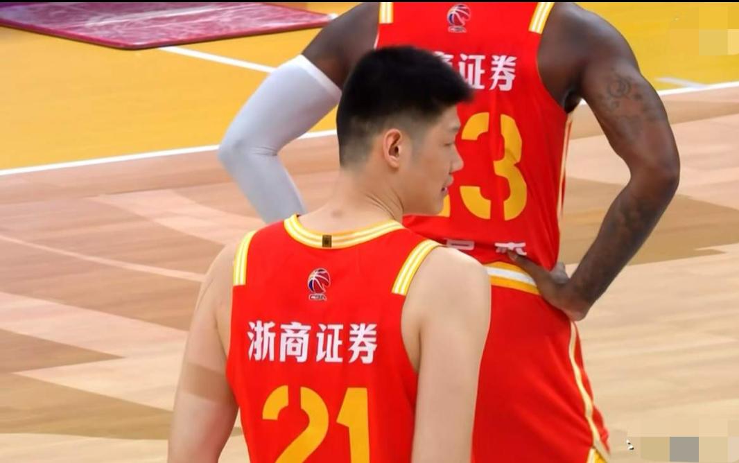 胡金秋带伤打这么久真没必要，常规赛没那么金贵！

        胡金秋带伤出战