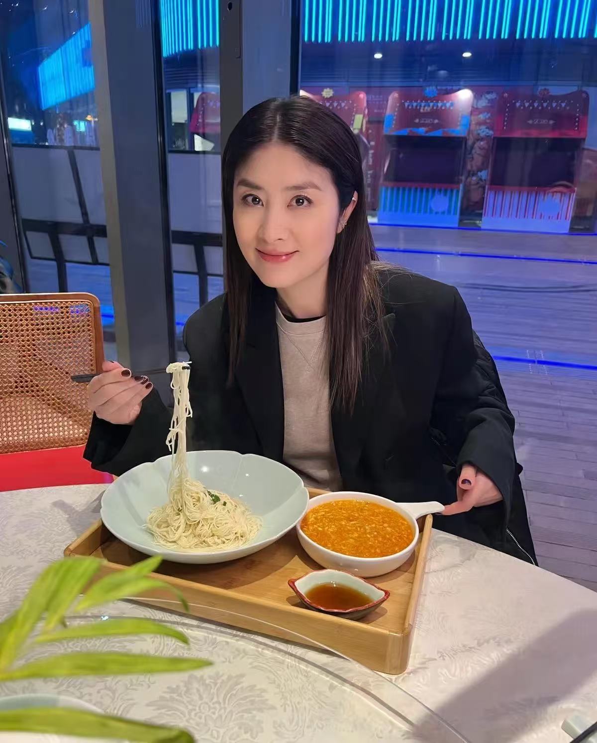 假如你在酒店自助餐厅碰见明星陈慧琳也在吃饭，你会怎么和她打招呼？才能她永久的记住