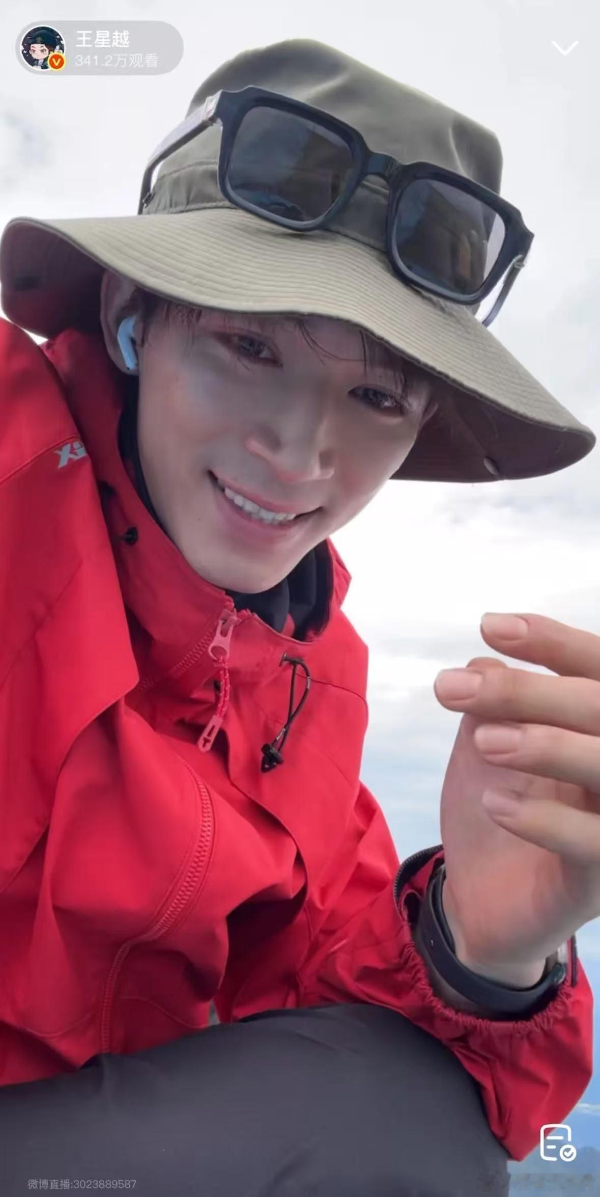 感性的人看日出也会落泪感性的人连看日出都会热泪盈眶。虎吉嘴硬说是高反，却藏不住心