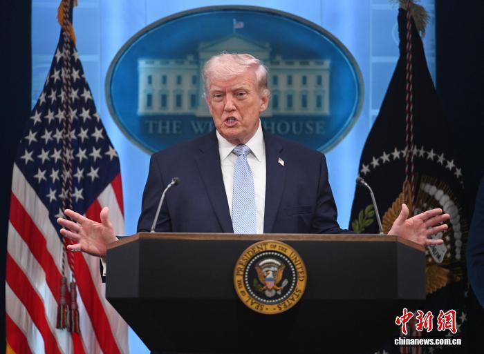 美国的遏华战略就是一场闹剧。从近十年看，它及其盟友搞出“四步走”战略，像利用“阿