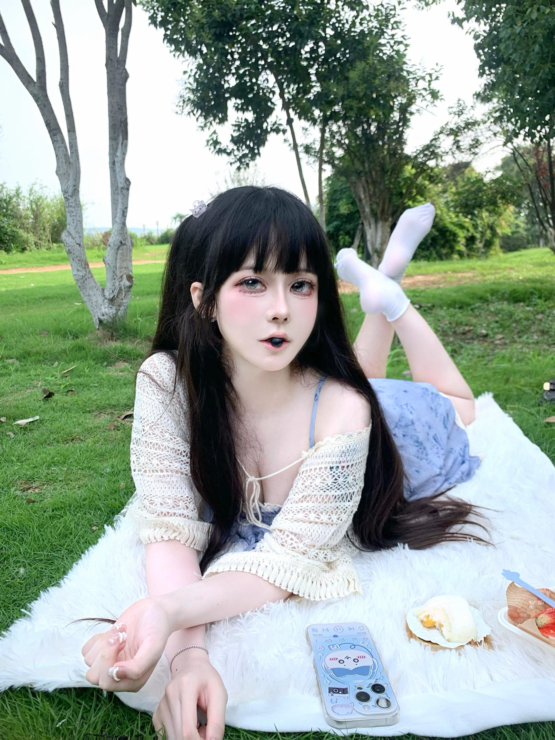 你微微一笑 蝴蝶为你倾倒。