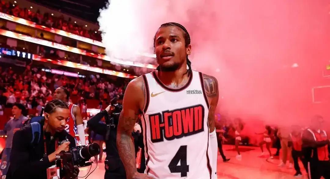 全网嘲笑火箭队胆小。
 
半年后，那两个被他们“不敢要”的球星，一个手术报销，一