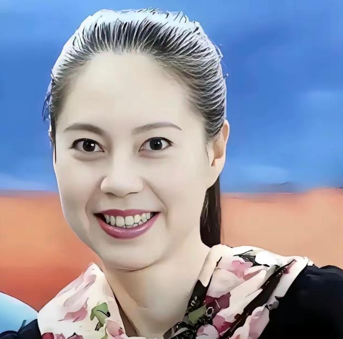 她在比赛期间叛逃美国，令中国队遭受重创，32年后回国，目的不是道歉，而是圈钱。北
