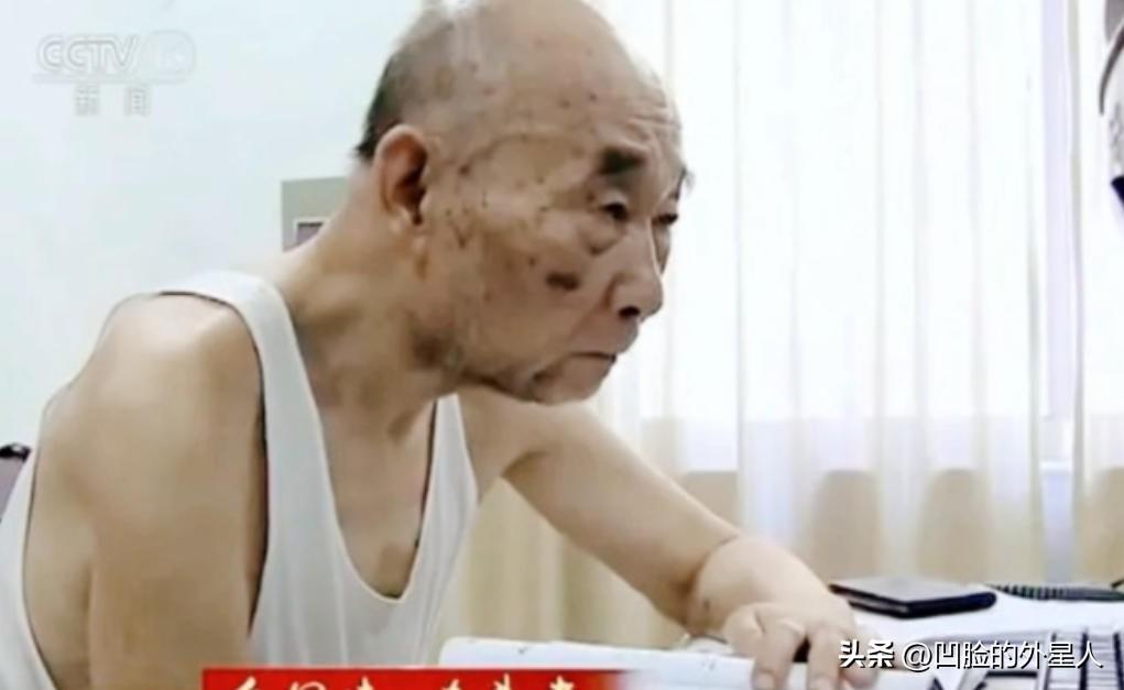 “中国导弹打的如此精准，全靠这位身穿5块钱背心的老人！”徒手造出值上亿装备的老人
