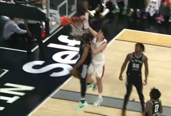 💥炸了炸了！杨瀚森顺下举火烧天单臂隔扣班克斯！本场9中9！杨瀚森体育明星 杨瀚