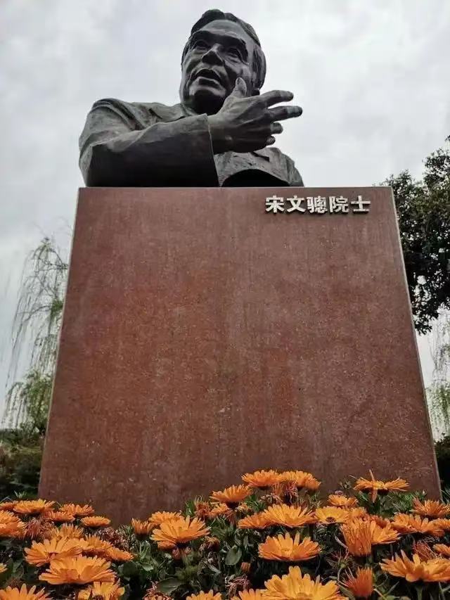 平凡生活里的总师，一辈子骑自行车上下班。纪念歼10总师宋文骢 褪去总师的光环，宋