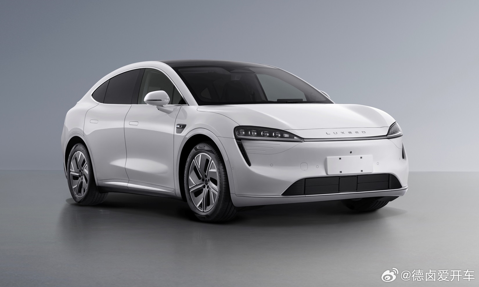 智界 R7 此次申报四个版本车型，车身尺寸4956×1981×1634mm，轴距