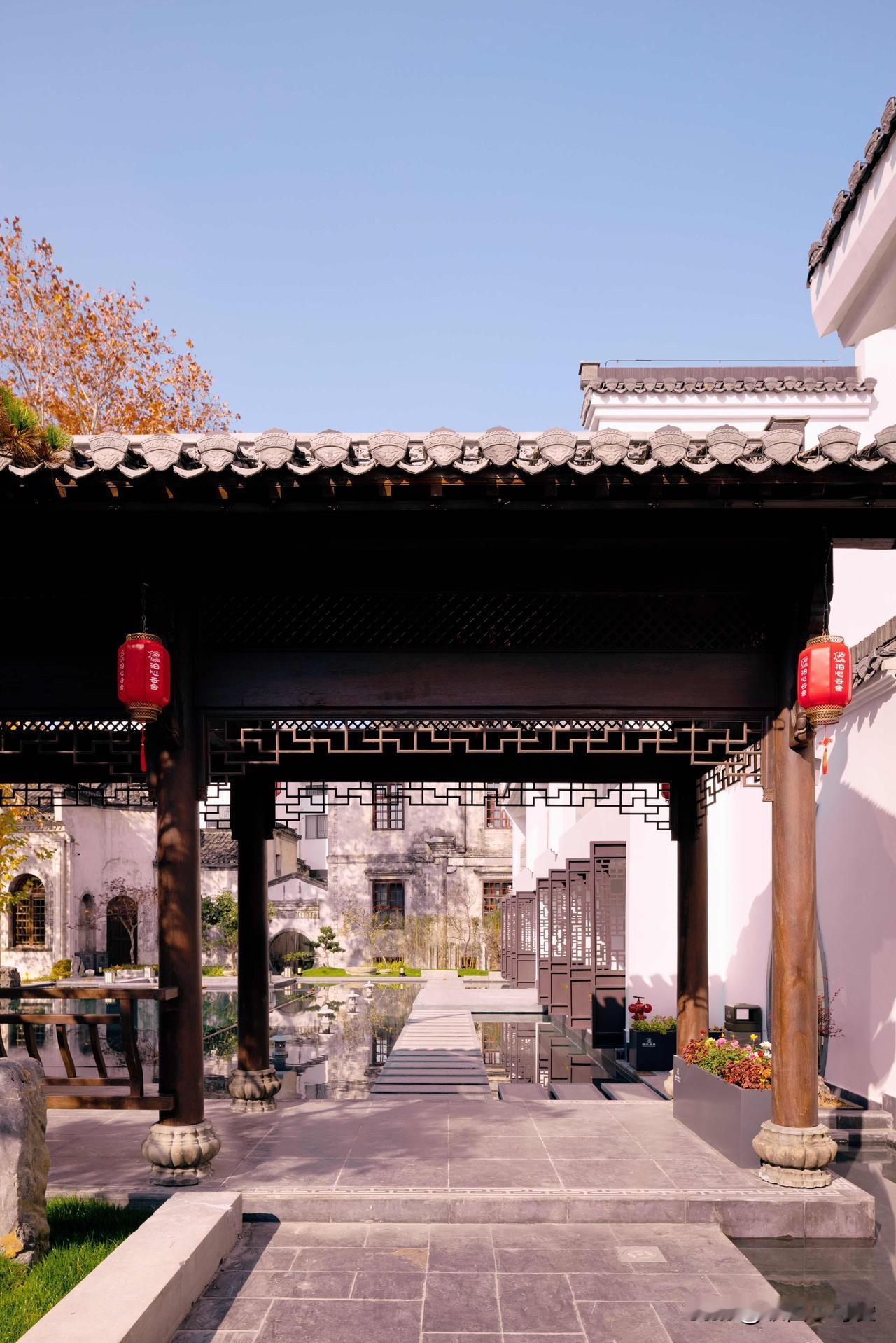 藏在徽州古城核心区的泊心云舍·徽圣堂，堪称旅途“定心丸”
	
三进院落的徽式建筑