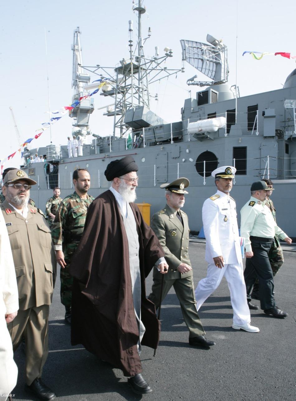 哈梅内伊人虽老但精力充沛，当年胡子花白的他和叙利亚总统巴沙尔相拥，是忘年交的既视