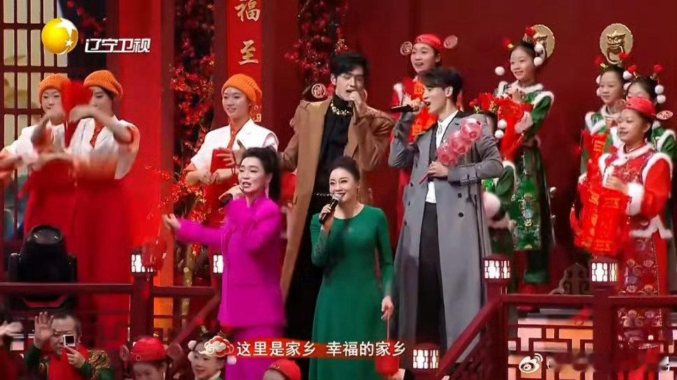 辽宁春晚尽显北方豪迈辽宁春晚辽宁沈阳的舞台充满惊喜，包贝尔携妻女的家庭秀温馨满满