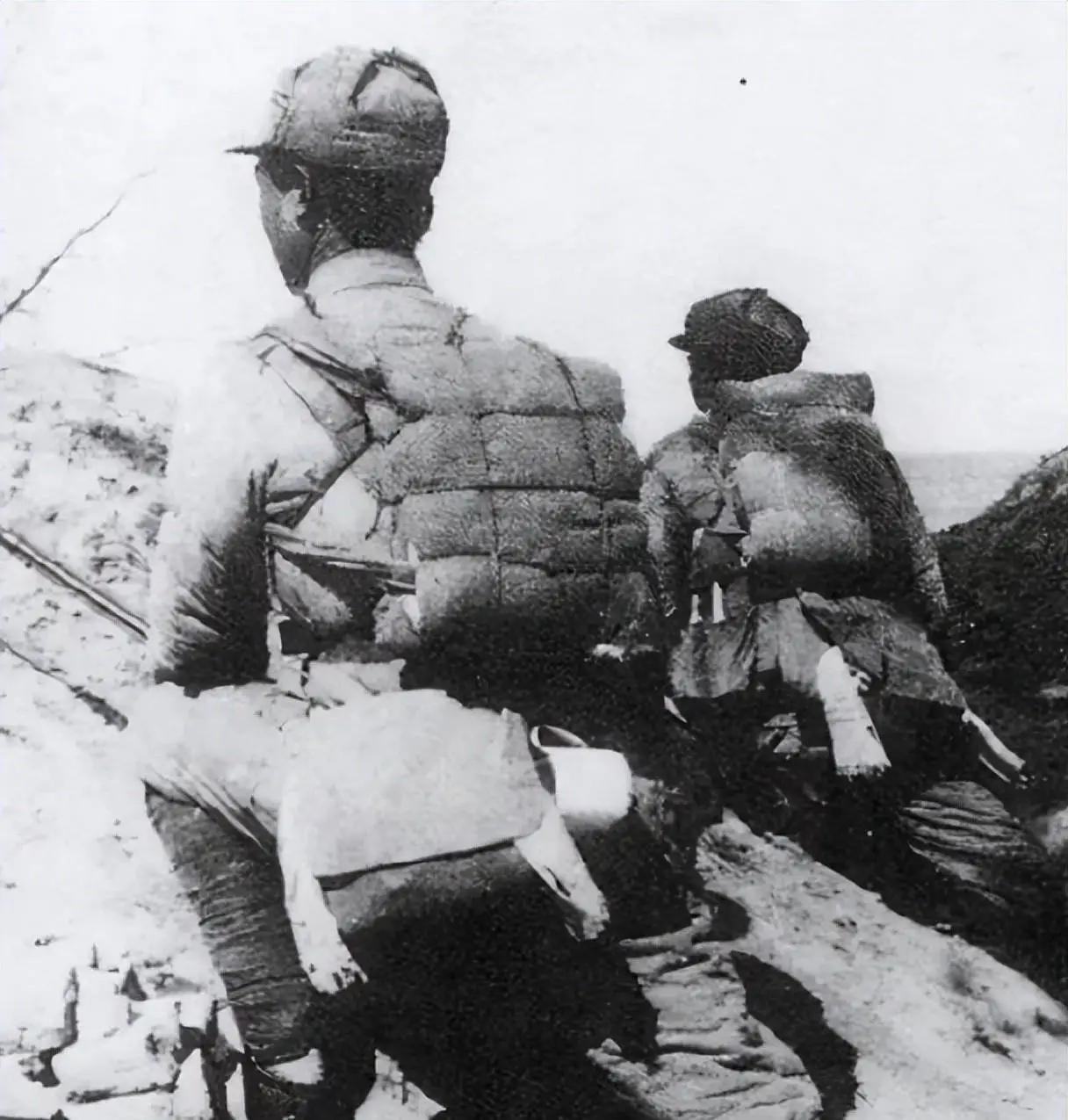 1942年，山东一个普通村庄。天没亮，上千日伪军包围了村子，山炮对准了土围墙。村