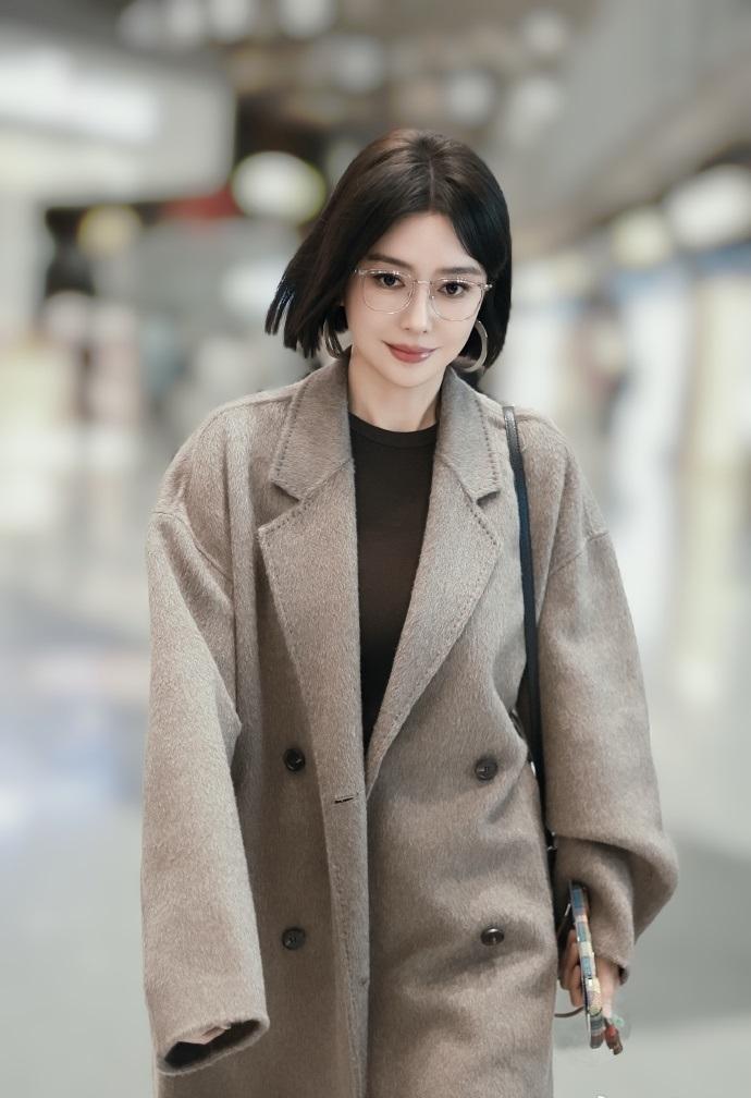 最近秦岚现身北京机场，她这回搭配的很有风度，看起来还很有文艺气息。

秦岚里面穿