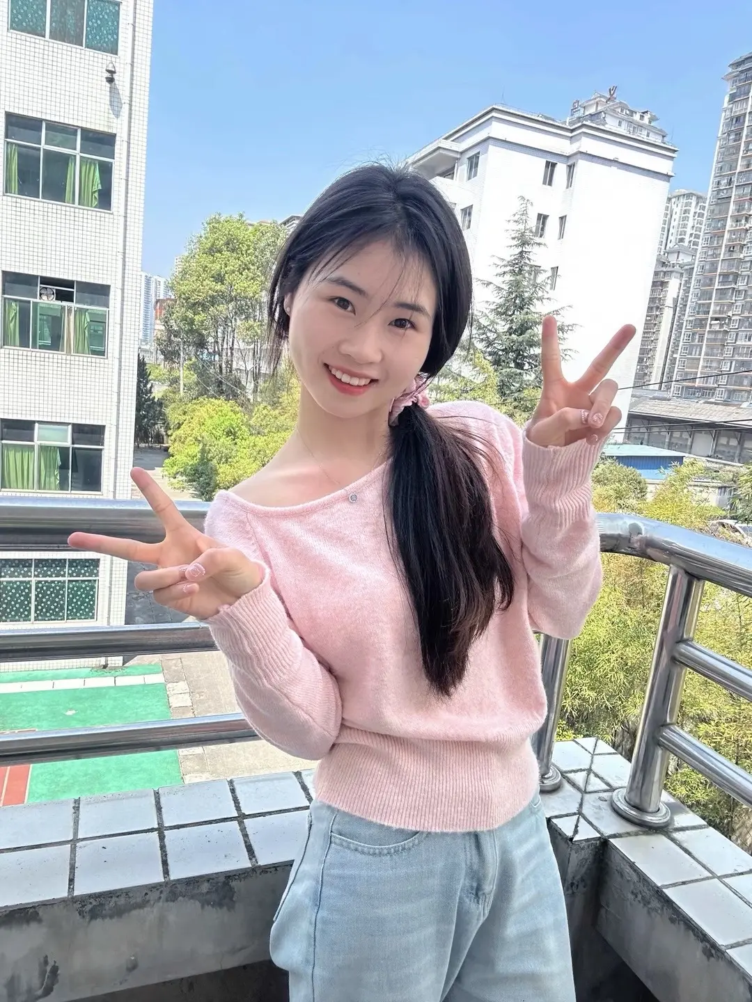 18岁的小弟弟就别加我了，阿姨我今年要24岁了，实在不忍心伤害你们，来...