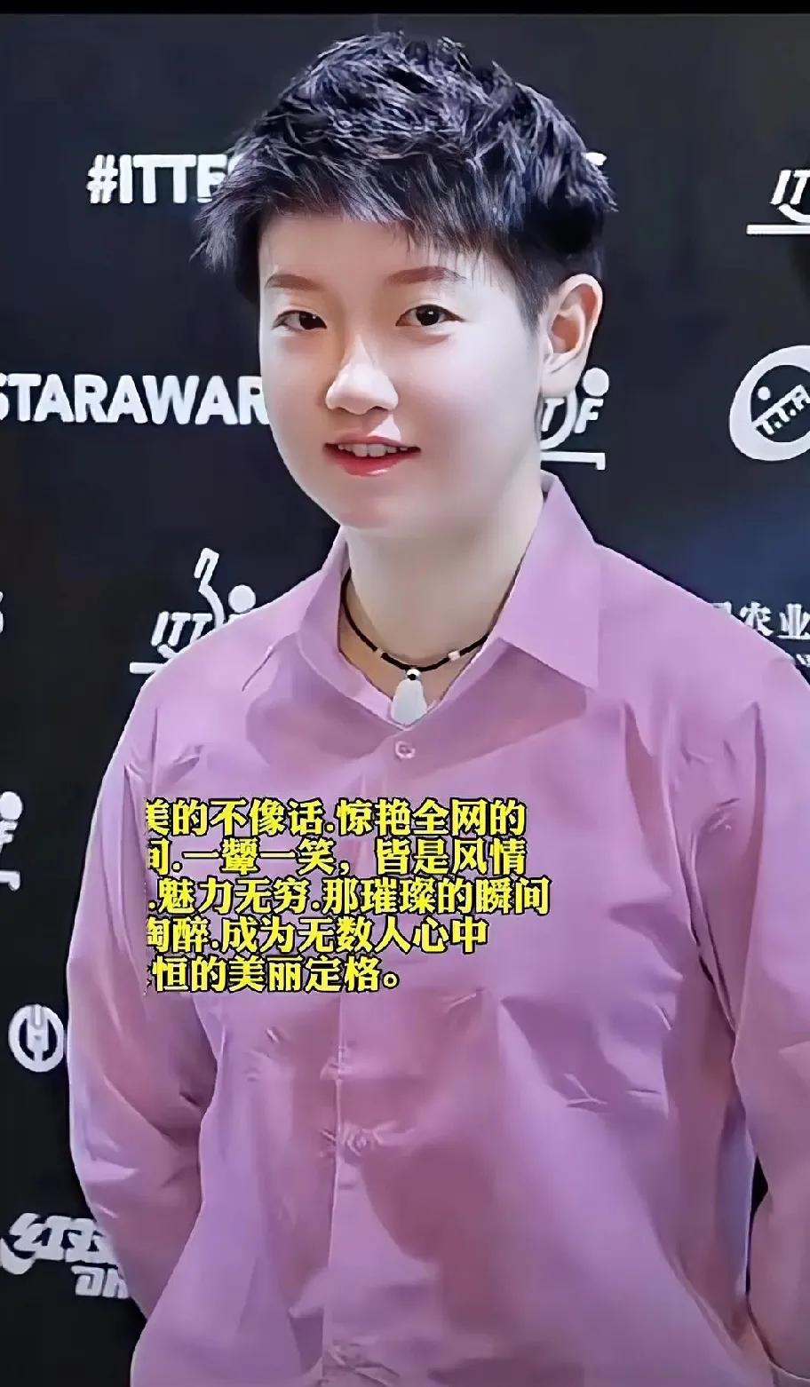 莎莎这次的造型太戳我了！妆容清新淡雅，眉形弯弯宛如远黛，嘴唇恰似点染的樱桃，灵动