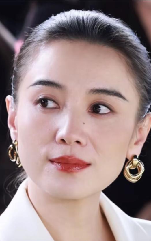 宋佳的丈夫叫王伟，是一名导演，1988年生，比宋佳小7岁。王伟有一点和别人不同，