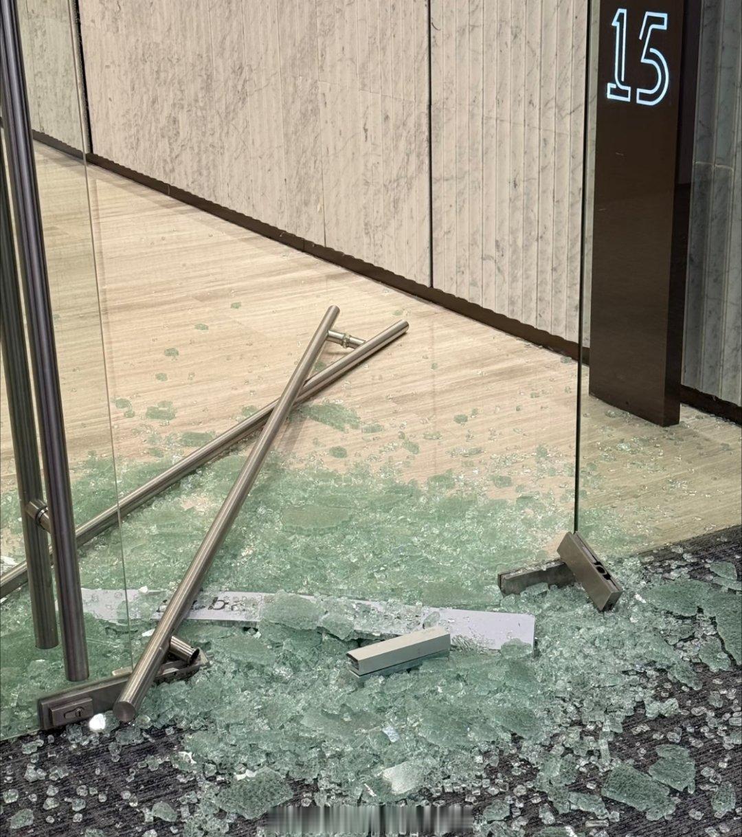 压力太大了？，承受不住自爆了吗？正在和团队伙伴们开会，突然砰的一声，玻璃暴了 