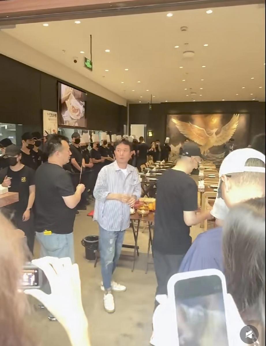 5月8日，文章在上海青浦的面馆八号院儿开业，他只有在店里才敢露出脸部，居然是卷发