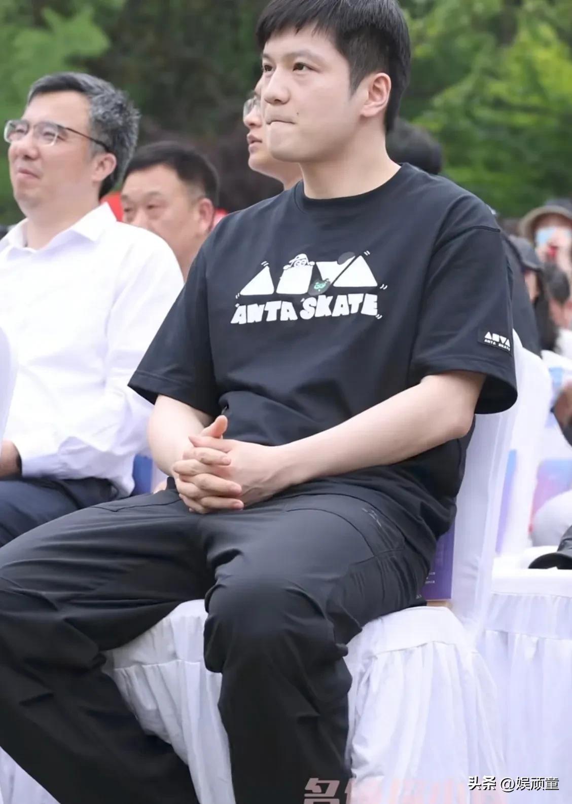 樊振东太能扛了！在上海参加公益活动，被媒体怼脸拍，樊振东完全不担心！
有细心的球