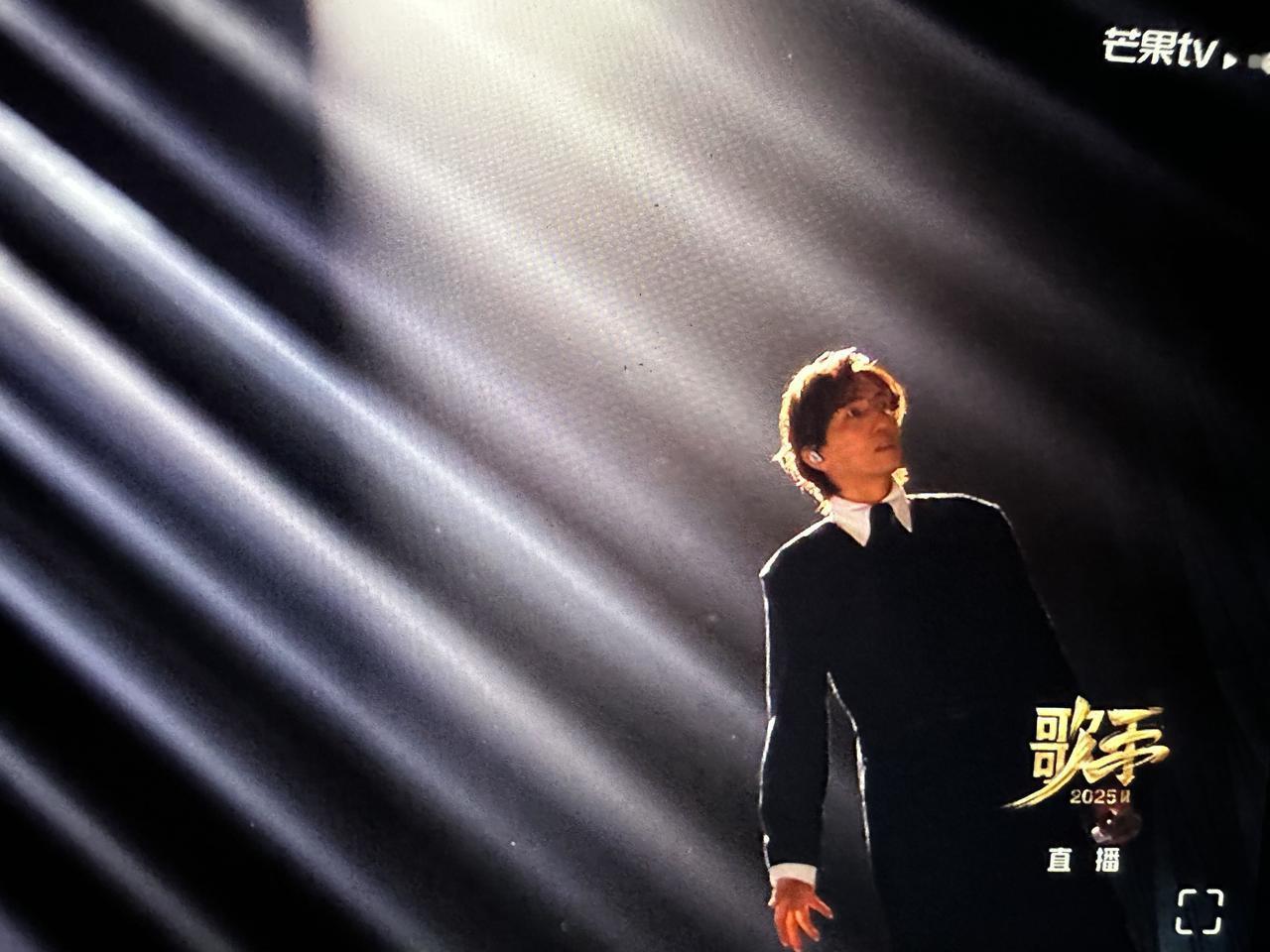 林志炫上场了。
果然还是老将出马。
他真的很热爱这个舞台。
他在舞台上一开口就融