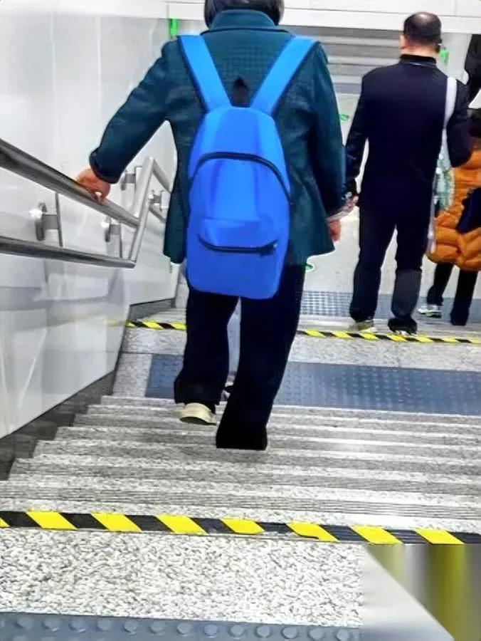 刚才地铁挤得脚没地儿放，旁边夫妻的对话直接戳我耳朵。

女的拍了下男的手背：“定