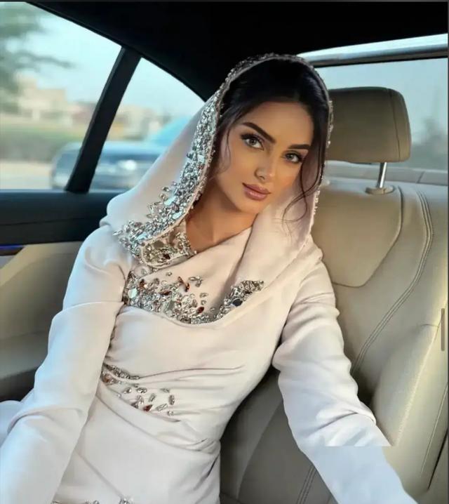 伊朗人有个挺有意思的心态。 他们觉得自己是“雅利安人”——“伊朗”这名字本身就是