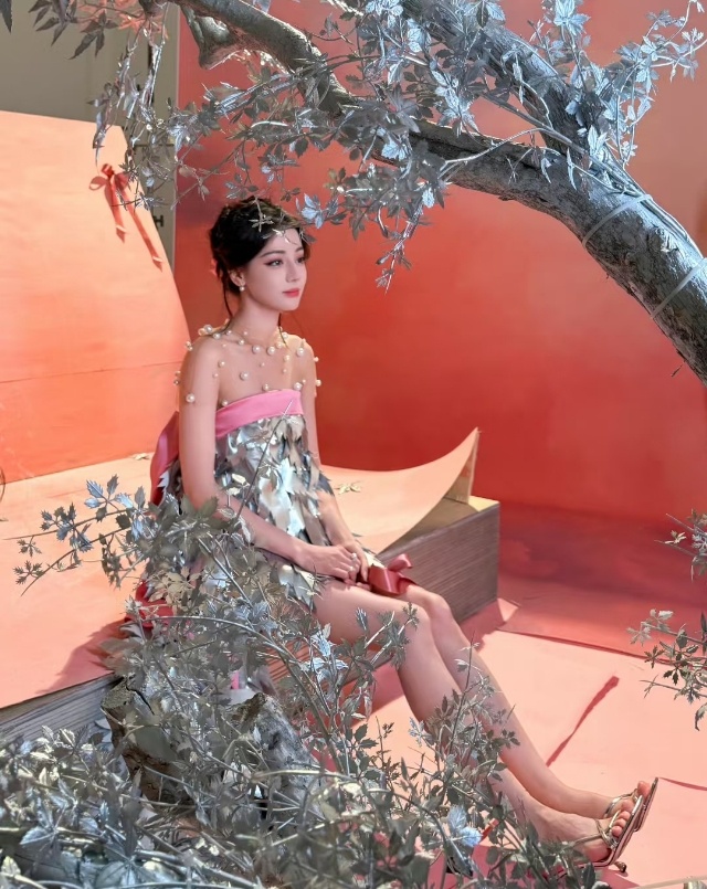 内娱无代餐女明星之迪丽热巴 迪丽热巴[超话] 怎么有人能美成这样[淡淡的][淡淡