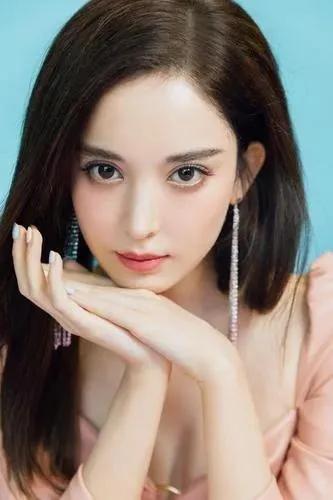 娜扎，艺名  NaZa，中国内地女演员、歌手、音乐制作人，1992  年  12