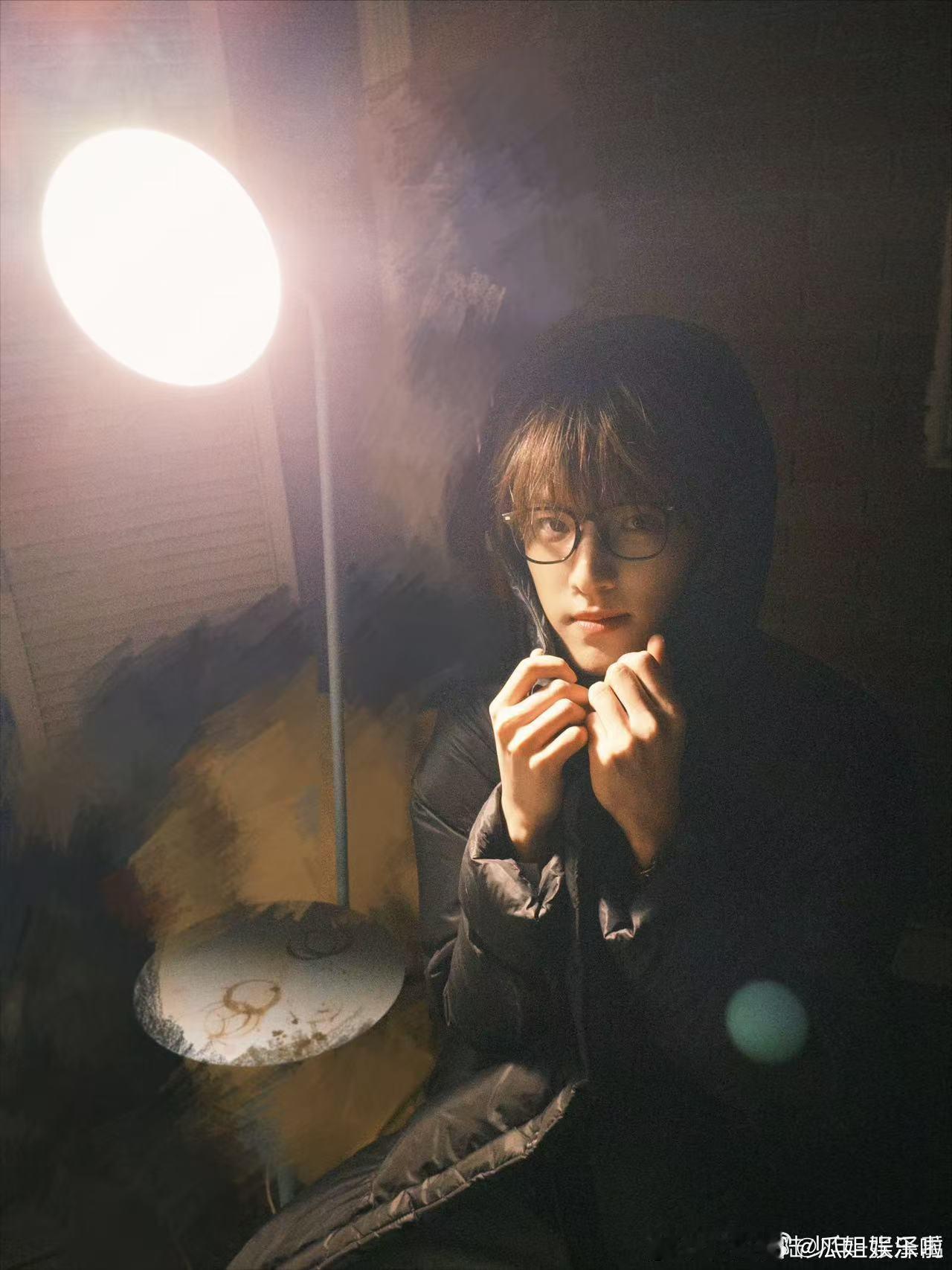 张泽禹昨天晚上天上的大月亮 张泽禹戴黑框眼镜好有氛围感，高智感溢出屏幕，随便一截
