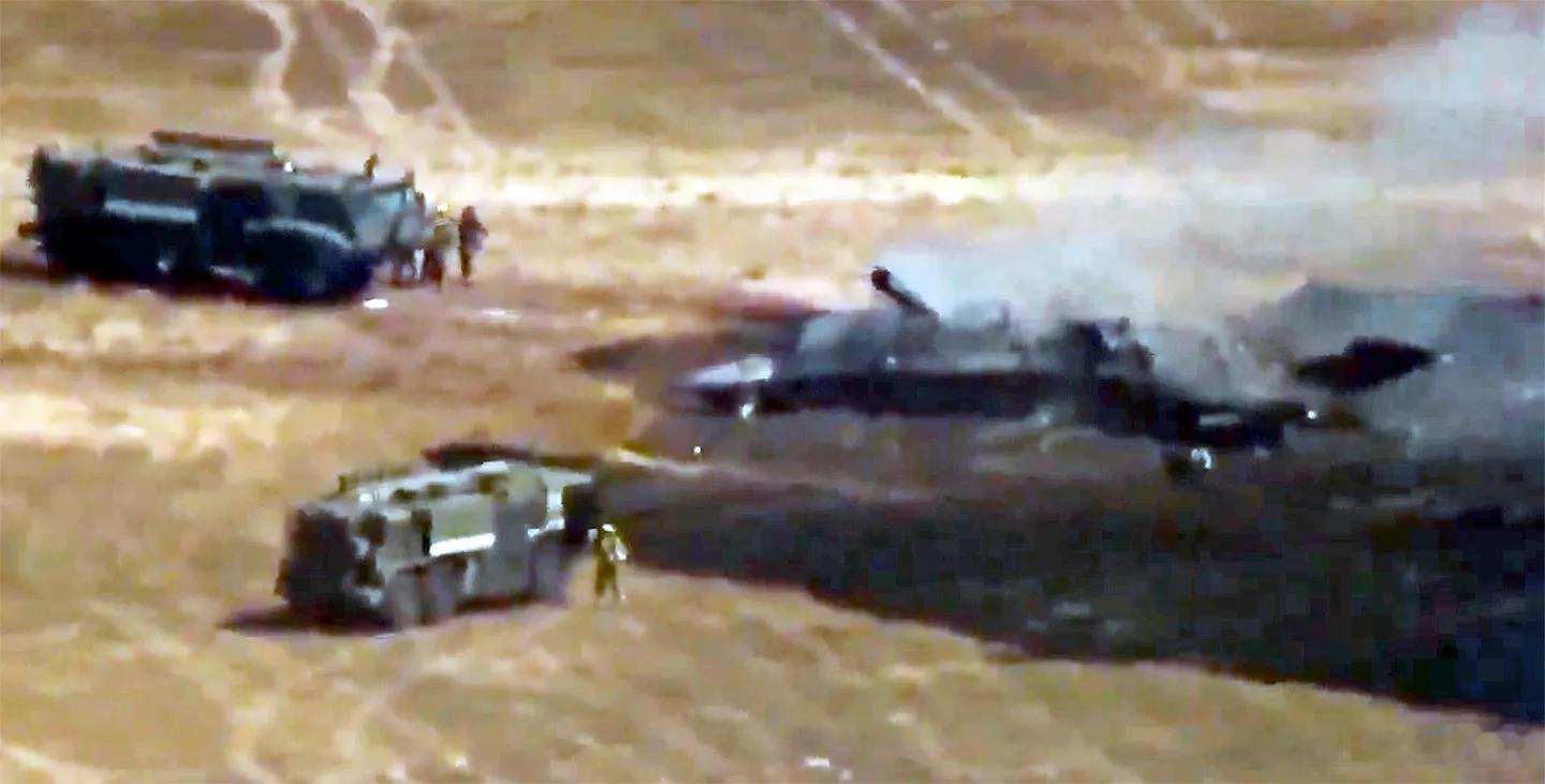 降落瞬间机尾接地，黑烟腾空而起，F-35B又双叒叕坠毁了！2026年7月31日，