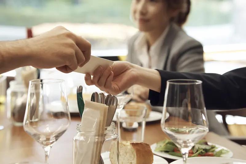 相亲点餐8000元男子吃完就逃单 相亲点餐8000元，男子吃完逃单这事儿太离谱了