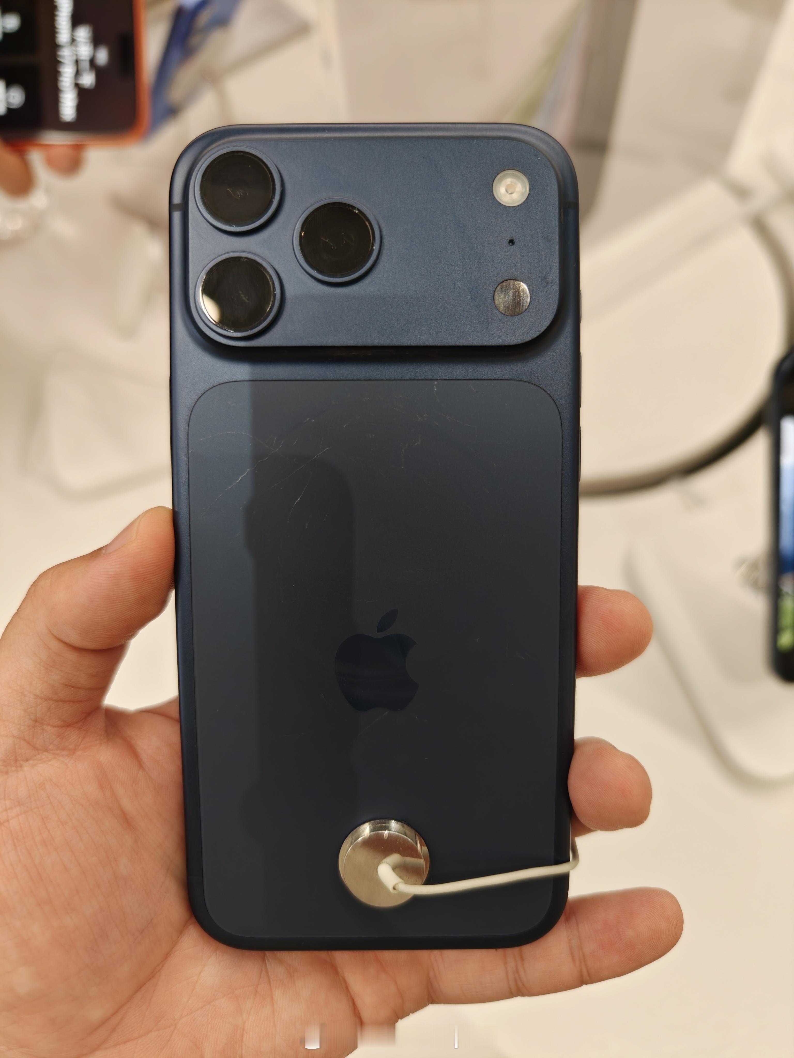 说实话，iPhone17 PRO系列机身质感远不如上一代，17标准版倒是惊喜 ​