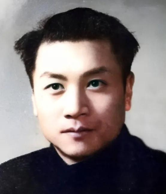 1944年，一名地下党员入狱后被汉奸认出。为避免泄密，他恳请狱友勒死自己。可濒死
