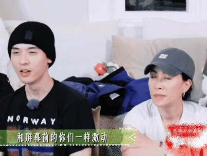 花少 7 的陪看团这里，龚俊和那英同步搓搓小手，还碰杯这里未免也太可爱了呢哈哈哈